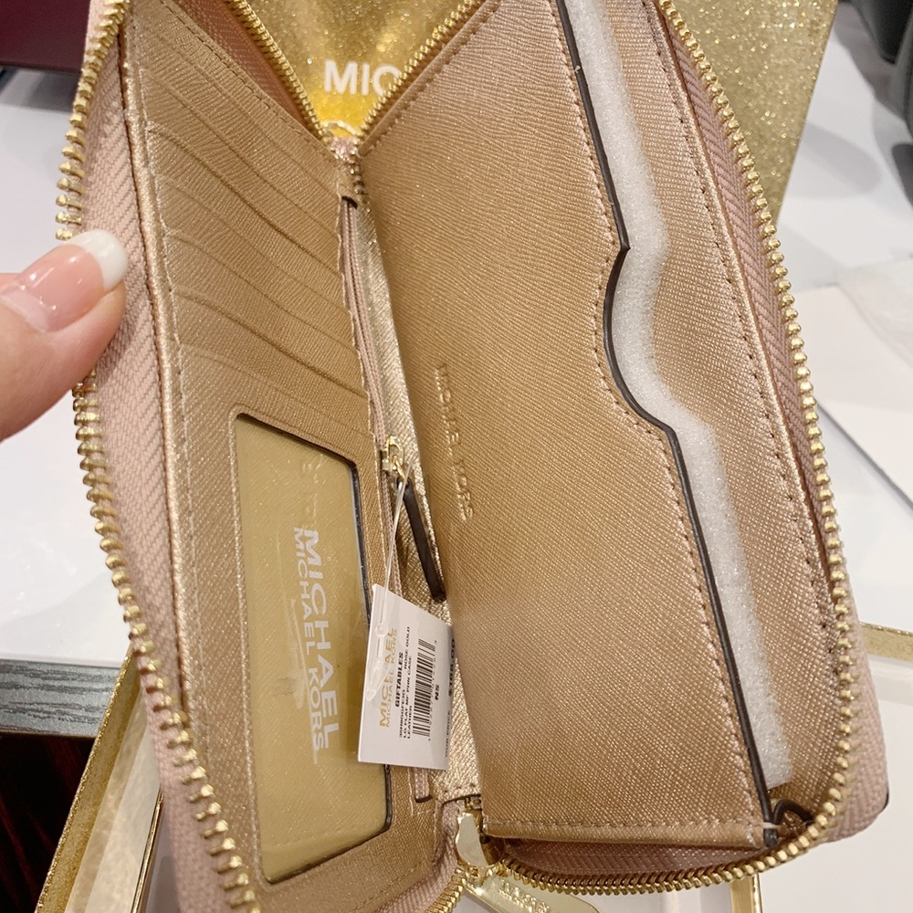 SALE‼️‼️🎄👜💕Michael Kors wristlet Rose Gold - Picture 3 of 4